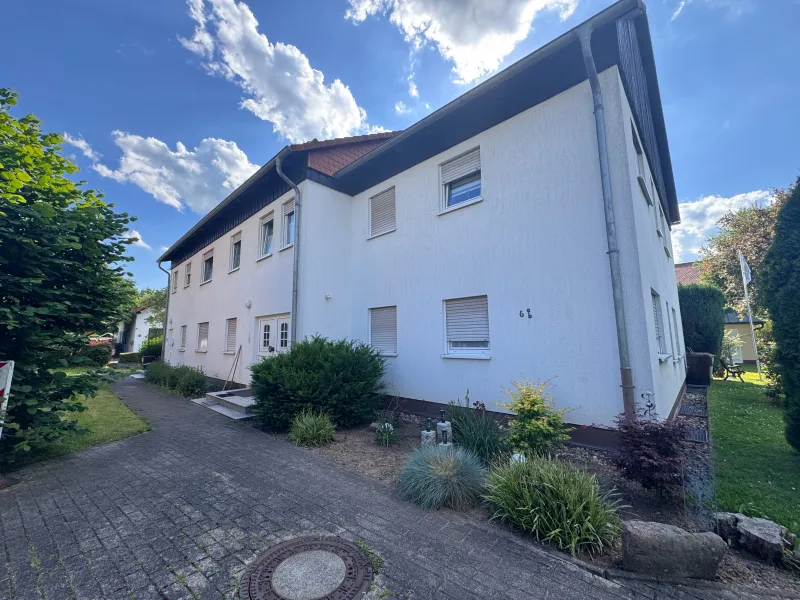 Gepflegte 4-Zimmer-Wohnung mit PKW-Stellplatz und eigener Freisitzfläche im Grünen!